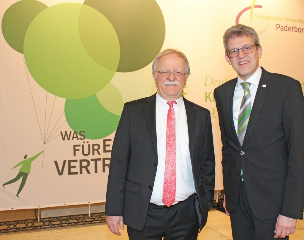 Laden zum Besuch des Evangelischen Kirchentages ein: Kirchentagspräsident Hans Leyendecker (l.) und Superintendent Volker Neuhoff beim Neujahrsempfang des Evangelischen Kirchenkreises Paderborn im Martin-Luther-Zentrum. Foto: EKP/Heide Welslau