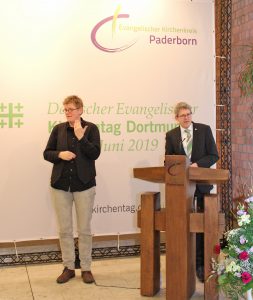 Begrüßung: Superintendent Volker Neuhoff hieß über 130 Gäste beim Neujahrsempfang des Kirchenkreises willkommen. Dazu gehörten auch die Mitglieder der Gehörlosengemeinde innerhalb des Kirchenkreises und die neue landeskirchliche Gehörlosenpfarrerin Heike Kerwin. Die Gebärdendolmetscherin Andrea Knipping (l.) übersetzte zusammen mit einer Kollegin die Redebeiträge in Gebärdensprache. Foto: EKP/Heide Welslau