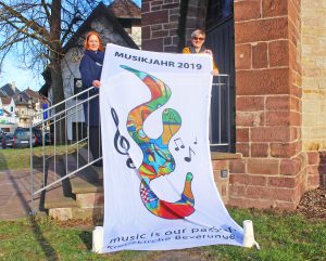 Laden ein zum Musikalischen Jahr 2019 in der Beverunger Kreuzkirche: Pfarrerin Astrid Neumann (rechts) und Organistin Sylke Lüpkes. FOTO: WB/rom
