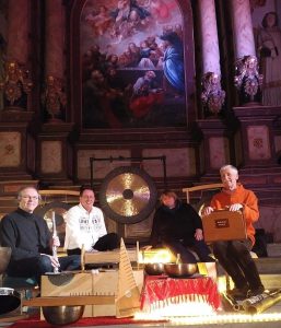 Biblische Texte und exotische Instrumente: Thomas Drunkemühle, Kai-Uwe Schroeter, Heike Bandner-Wappler und Thomas Biel bei der Probe zur Klangreise in der Kirche Maria im Weinberg.