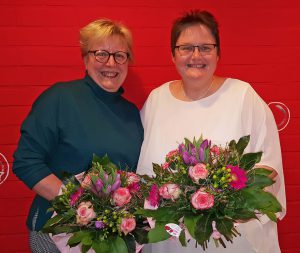 Erhielten während einer kleinen Feierstunde Blumen und Dankesworte für ihre 25-jährigen Dienstjubiläen: Heidemarie Kaiser (links) und Nicole Tasche. FOTO: KvB FZ STEINHEIM
