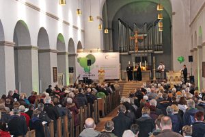 Voll besetzt war die Abdinghofkirche am Kirchentagssonntag. Auf der Altarempore: (v. links) Prediger Prof. Harald Schroeter-Wittke, Liturg und Abdinghof-Pfarrer Dr. Eckhard Düker, Sänger David Geschke und Dr. Richard Janus, AG Kirchentag. FOTO: EKP/HEIDE WELSLAU