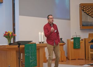 Henrik Ermlich predigte in der Paderborner Matthäus-Kirche zu lebensnahen Themen. Foto: Waldemar Reisch