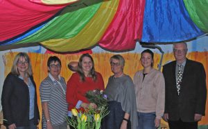 Bei der Feierstunde: (von links) die Kolleginnen aus der „Wolkengruppe“ der Kita Bettina Multhaup und Petra Götte, Jubilarin Agnes Kück, Leiterin Ulrike Kleinschmager, Miriam Sandfort (Elternrat) und Pfarrer Dieter Maletz. Foto: FZ Löwenzahn