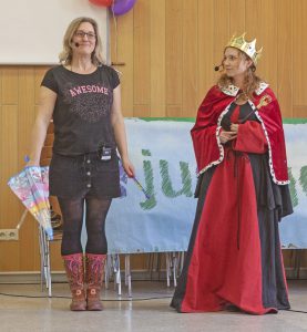 Zwei Prinzessinnen: Unkonventionell Sonja Hillebrand (links, Jugendreferentin) und, so wie sich viele eine Prinzessin vorstellen, Lisa Timmerberg (Vorsitzende des Synodalen Jugendausschusses). FOTO: EV JUGEND