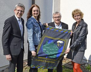 Mit einer Karte Tansanias in der Hand (v. l. n. r.): Superintendent Volker Neuhoff, Spender des Reisesegens, und die Mitglieder der Delegation, Alexandra Bröckling, Pfarrer Karl-Edzard Buse-Weber und Margret Neuhäuser. FOTO: PRIVAT