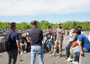 Holocaust-Mahnmal: Pfarrer Ulrich Beimdiek führte die Gruppe durch die Gedenkstätte. Foto: Kirchengemeinde Steinheim