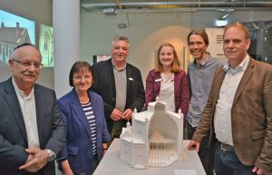 Vor der Ausstellungseröffnung: (v.l.): Wladimir Verlinsky, Jüdische Kultusgemeinde Paderborn, Monika Schrader-Bewermeier, Christlich-Jüdische Gesellschaft, Andreas Brodowski und Verena Koch, beide vom Amt für Vermessung und Geoinformation, Dr. Andreas Neuwöhner, wissenschaftlicher Mitarbeiter des Stadtmuseums sowie Dr. Marc Grellert, Kurator der Ausstellung. FOTO: JOANNA BECKER/STADT PB