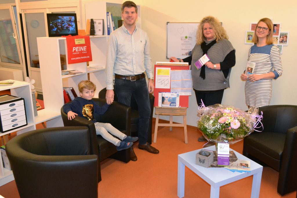 Im Eltern-Café: Der dreijährige Caspar (v. l.), sein Papa Manuel Peine, Einrichtungsleiterin Sandra Wiedey und Fördervereinsvorsitzende Carolin Strodick freuen sich über die neue gemütliche Sitzecke im Evangelischen Familienzentrum. FOTO: SILKE RIETHMÜLLER