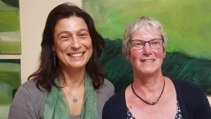 Bieten die Gruppe für trauernde Angehörige an: (v. l). Karoline Reinstadler und Petra Liß, Trauerbegleiterinnen des Ambulanten Hospizdienstes St. Johannisstift. FOTO: HOSPIZDIENST