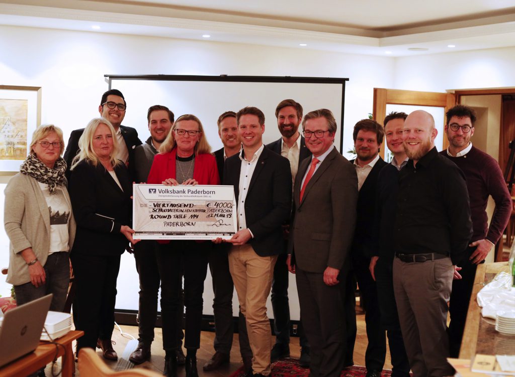Bei der Spendenübergabe: v. l. Elisabeth Ruberg (ehrenamtliche Mitarbeiterin Schulmaterialienkammer), Beate Dreier (Schirmherrin Schulmaterialienkammer), Mario Mejia Banuelos, Steffen Jesper (beide Service Club), Diakonie-Mitarbeiterin Susanne Bornefeld, Henrik Egeler, Jan Kersken, Alexander Brämer (alle Service Club), Bürgermeister Michael Dreier, Jonathan Gröne, Christian Backer, Thomas Begemann und David Porcelli (alle Service Club). FOTO: SERVICE CLUB