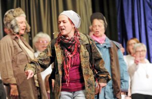 Starker Auftritt: Melanie Eichert singt den Obdachlosen-Song. FOTO: BURKHARD BATTRAN