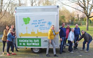 Bringen das Büdchen in Richtung Dortmund in Bewegung: (von links) Vanessa Kamphemann (Diakonie), Vanessa Küting (Jugendreferat), Frank Schubert (Abdinghof Paderborn), Susanne Bornefeld (Bündnis DGB/Kirchen; Schulmaterialienkammer), Dr. Richard Janus (Uni Paderborn), Prof. Harald Schroeter-Wittke (Kirchentagspräsidium; Uni Paderborn), Helga Weber-Kruck (Kreissynodalvorstand des Kirchenkreises), Pfarrer i. R. Karl-Heinz Bartsch (Communicare) und Burkhardt Nolte (Jugendpfarrer). FOTO: EKP/HEIDE WELSLAU