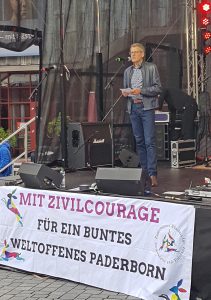 Statement: Superintendent Volker Neuhoff betonte beim Demokratiefest auf dem Paderborner Marktplatz die Bedeutung von ethischer Verantwortung in Staat und Gesellschaft. Foto: EKP/Heide Welslau