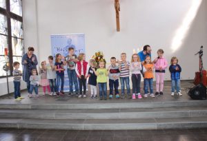 Kindgerecht: Liederpfarrer Bastian Basse holte die Kinder in der Altarraum und lud sie zum Singen und Bewegen ein. Foto: Pfarrbezirk Beverungen