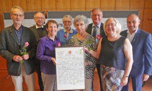 Der Vorstand des ökumenischen Treffs "Eine Welt" konnte zahlreiche Gratulanten zum Jubiläum begrüßen (von links): Paul Kretschmer, Pfarrer Georg Kersting, Claudia Rupp, Marianne Hesse, Angelika Böhm, Hans-Jürgen Schaefer, Pfarrerin i. R. Christel Schuchardt und Bürgermeister Andreas Bee. FOTO: KLAUS KARENFELD