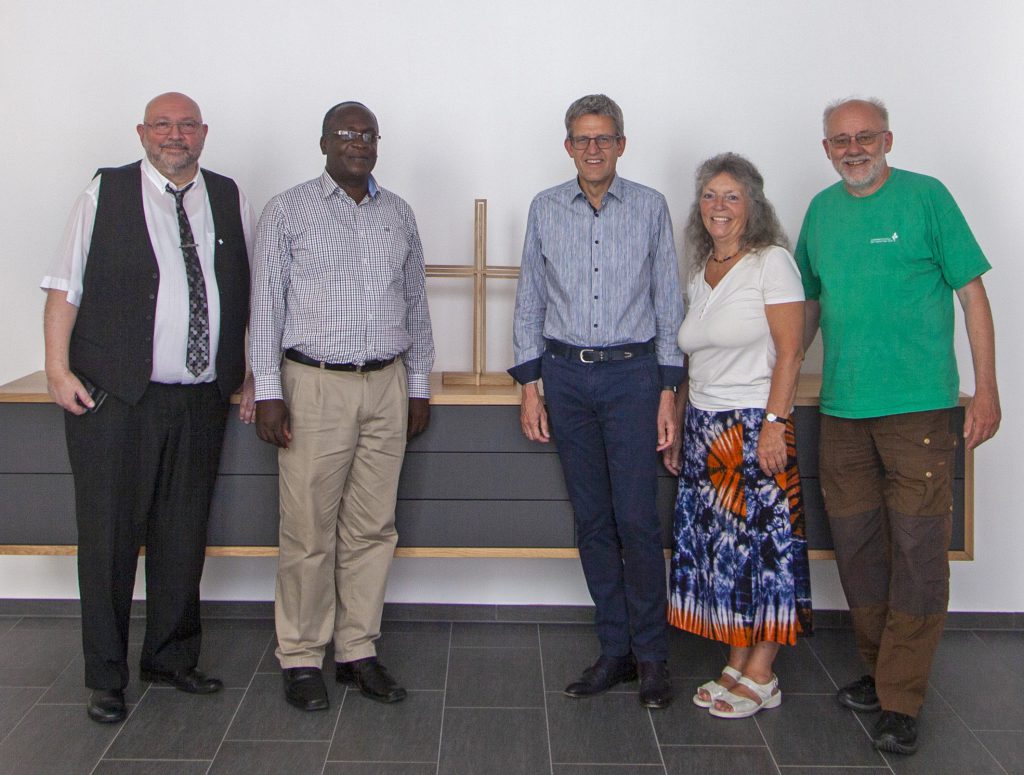 Besuch im Ev. Kreiskirchenamt EKKA in Gütersloh: (v. l.) Verwaltungsleiter Bernd Zirbes, Superintendent Frederick Muganyizi, Superintendent Volker Neuhoff, Ilia Wegner (Partnerschafts-Ausschuss) und Wolfgang Dzieran (Kreissynodalvorstand). Foto: EKKA