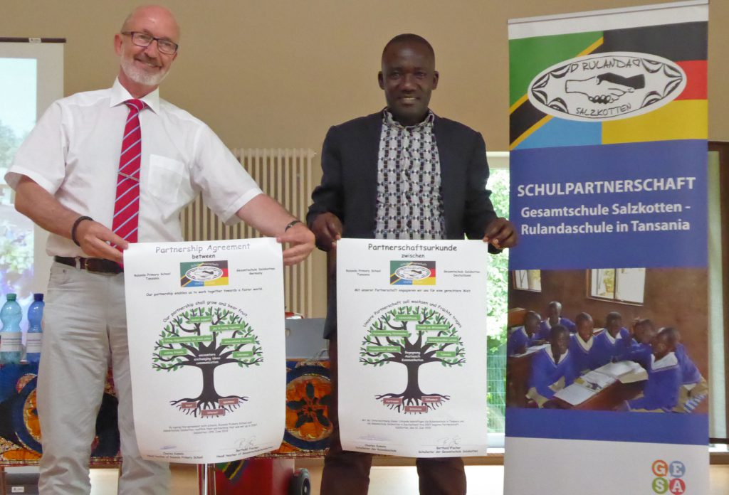 Kooperationsvertrag: Berthold Fischer (Schulleiter Gesamtschule Salzkotten) und Charles Kamala (Schulleiter Rulanda-Schule) nach der Unterzeichnung des Partnerschaftsvertrages zwischen den beiden Schulen. Foto: Ilia Wegner
