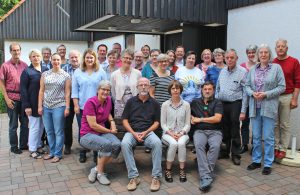 27 Pfarrerinnen und Pfarrer sowie Superintendent Volker Neuhoff nahmen im Juli an der Pfarrkonferenz zum Thema „Pfarrbilder“ in Bad Driburg teil. FOTO: HEIDE WELSLAU
