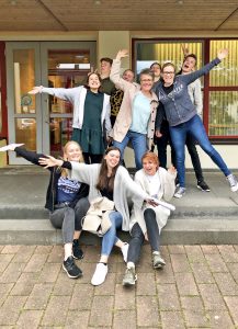 Sind vom 6. Juli an 14 Tage in den USA unterwegs: Teamerinnen und Teamer aus Borchen. Begleitet werden sie von HOT-Mitarbeiterin Julia Frielingsdorf und Pfarrerin Sabine Sarpe (Mitte). FOTO: STEPHANUS-KIRCHENGEMEINDE