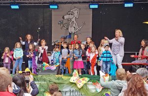 Die Kinder der Kindertagesstätten Johannes und Laurentius hatten Spaß daran, mit ihren Erzieherinnen am ökumenischen Familiengottesdienst mitzuwirken. Pfarrerin Daniela Walter und Pfarrer Andreas Schottek feierten ihn gemeinsam mit rund 250 Menschen. FOTO: EKP/HEIDE WELSLAU