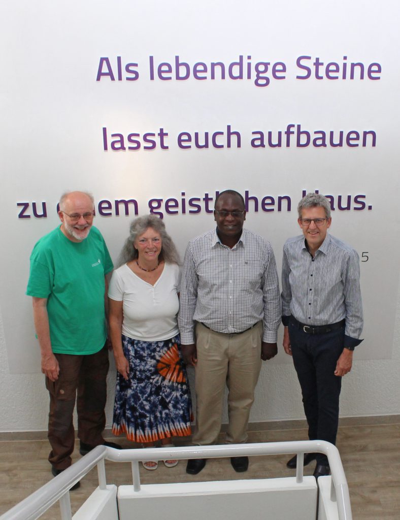 Besuch aus Tansania im Haus der Evangelischen Kirche: Superintendent Volker Neuhoff (v. r.) empfing seinen Gast Superintendent Frederick Muganyizi. Mit dabei waren (v. l.) Wolfgang Dzieran (Kreissynodalvorstand) und Ilia Wegner (Partnerschafts-Ausschuss). Foto: EKP/Oliver Claes