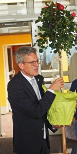 Superintendent Volker Neuhoff, Evangelischer Kirchenkreis Paderborn, bringt als Geschenk einen Rosenstrauch mit zur Feier auf dem Zionsberg. FOTO: DIETER SCHOLZ/NW WAR