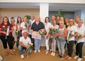 Zum 40-jährigen Jubiläum des Martinstifts wurden zahlreiche Mitarbeitende für langjährige Treue zum Haus geehrt. Einrichtungsleiterin Birgit Heckers (Mitte, ganz in weiß) startete jetzt die Kampagne „Sinn stiften“. FOTO: KLAUS KARENFELD