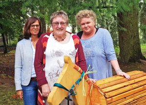 Inge Moors (Mitte) wurde u. a. von der Leiterin des Evangelischen Familienzentrums Jesus und Zachäus, Sandra Wiedey (rechts), und von der Geschäftsführerin des Trägerverbundes der Tageseinrichtungen für Kinder im Evangelischen Kirchenkreis Paderborn, Ulrike Freitag-Friedrich (links), verabschiedet. FOTO: FZ