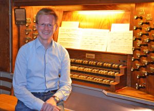 Abdinghofkirche: Organist Sebastian Freitag aus Paderborn spielt Samstag, 27. Juli, um 12 Uhr Werke von Buxtehude, Bach und Distler. Am Montag, 19.7., setzt er die Reihe fort. FOTO: ECKHARD DÜKER