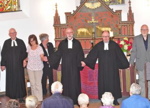 Superintendent i. R. Christoph Berthold (links) hielt die Festpredigt zum 20-jährigen Bestehen des Martin Luther Gemeindezentrums in Steinheim. Pfarrer Ulrich Beimdiek (v. links) und Pfarrer Holger Nolte-Guenther feierten den Gottesdienst gemeinsam mit Gemeindevertretern. FOTO: HEINZ WILFERT