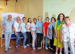 Die Vorstandsmitglieder des Flüchtlingshilfe Borchen e.V: (von rechts) Rita Moneke, Elisabeth Frewer, Gertrud Hübschen, Susanne Kleinberg, Agnes Meierfrankenfeld, Gisela Kriener, Maike Dymaz (Referentin), Pfarrerin Sabine Sarpe, Cilli Clark, Kalle Lüke FOTO: FLüBO