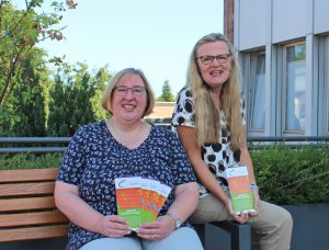 Laden zum Stärkungstag für Ehrenamtliche ein: Diakonie-Pfarrerin Elke Hansmann (l.) und Ehrenamtskoordinatorin Susanne Bornefeld. Foto: EKP/Oliver Claes