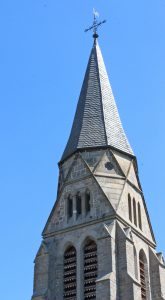 Turmspitze und Innenraum der Nieheimer Kreuzkirche, die Menschen seit 150 Jahren einlädt. FOTOS: HEIDE WELSLAU