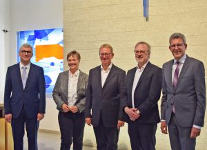 Führten Kantor Uwe Döschner (Mitte) offiziell in sein Amt ein (von links): Presbyter Dirk Appelt, Pfarrerin Antje Lütkemeier und Pfarrer Detlev Schuchardt. Vom Evangelischen Kirchenkreis Paderborn gratulierte Superintendent Volker Neuhoff. FOTO: JAN GLOBACEV