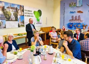 Dr. Thomas Witt (stehend) war einer der Gäste, die beim Abschied der Stiftung Bethel im Stephanus-Haus dabei waren. Foto: Stephanus-Gemeinde Borchen