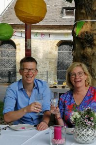 Laden ein zum bunten Picknick: Thomas Kemper (l.) von der Integrationsagentur der Caritas und Brigitte Kaese von der Integrationsagentur der Diakonie. Foto: Integrationsagenturen