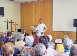 Gute Atmosphäre und tolle Organisation: Hier genießen die Teilnehmerinnen im Saal des Bad Driburg Gemeindehauses die „Geschichten aus dem Koffer“ mit Thomas Höfener. FOTO: IRENE GLASCHICK-SCHIMPF
