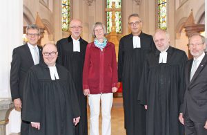 Mitwirkende der Jubiläumsfeier: (von links) Superintendent Volker Neuhoff, Gemeindepfarrer Holger Nolte-Guenther, Gemeindepfarrer Ulrich Beimdiek, Maria Kröling (Mitglied des Bevollmächtigten-Ausschusses der Gemeinde Emmer-Nethe), der Theologische Vizepräsident der westfälischen Landeskirche, Ulf Schlüter, Gemeindepfarrer Volker Walle und Pfarrer Wolfgang Neumann, Mitglied im Kreissynodalvorstand des Kirchenkreises Paderborn.