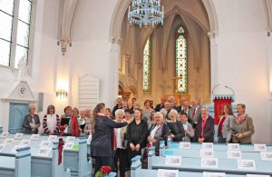 Der vereinigte Chor der Christus-Kirchengemeinde Emmer Nethe bei der letzten Probe vor dem Festgottesdienst, mit Mitgliedern aus Lügde, Steinheim, Marienmünster und Nieheim sowie aus Brakel.