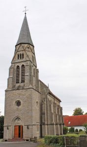 Das Portal der Kreuzkirche in Nieheim ist an diesem Festtag weit geöffnet. Über 160 Menschen feiern ihr 150-jähriges Bestehen.