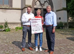 Sie hoffen auf reges Interesse an dem erstmals angebotenen Kunstmarkt in der Marienkirche in Höxter am ersten Oktoberwochenende (von links): Pfarrer Tim Wendorff von der evangelischen Weser-Nethe-Kirchengemeinde, Kulturmanagerin Bernadett Walker und Landrat Friedhelm Spieker. Foto: Kreis Höxter