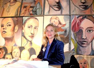 Zeigt ihre Arbeiten erstmals öffentlich: Die Herster Künstlerin Stephanie Pähler-Martschinke hat ihre extra für den Kunstmarkt angefertigte Porträtserie in den Farbtönen der Marienkirche angelegt. FOTO: BURKHARD BATTRAN
