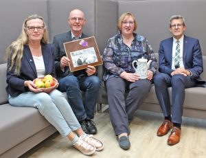 Was bleibt: Äpfel vom selbst gepflanzten Baum, die erste gekaufte Schallplatte und die von der Tante geerbte Kaffeekanne. Susanne Bornefeld, evangelische Erwachsenenbildung (v. l.), Dr. Oliver Claes, Öffentlichkeitsreferent, Pfarrerin Elke Hansmann, Synodalbeauftragte für Diakonie und Superintendent Volker Neuhoff laden zur Ausstellung des Evangelischen Kirchenkreises Paderborn und zu den Veranstaltungen im Rahmenprogramm ein. Foto: EKP/Heide Welslau