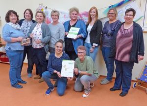Das Bad Driburger Kita-Team mit Leiterin Sandra Wiedey (4. v. rechts, stehend) und Gemeindepfarrerin Iris Battenfeld (rechts). FOTO: KITA