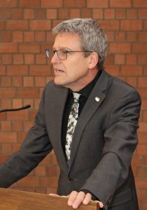 Volker Neuhoff, Superintendent des Evangelischen Kirchenkreises Paderborn, bat die Besucherinnen und Besucher, neugierig zu bleiben auf ihre Antwort auf die Frage, was vom Leben bleibt.