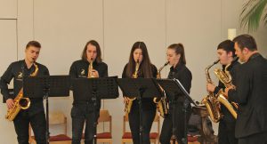 Musikalisch gestaltet wurde die Eröffnung von den Musikerinnen und Musikern des Paderborner Saxophon-Ensemble „Saxaholics“. Foto: EKP/Oliver Claes