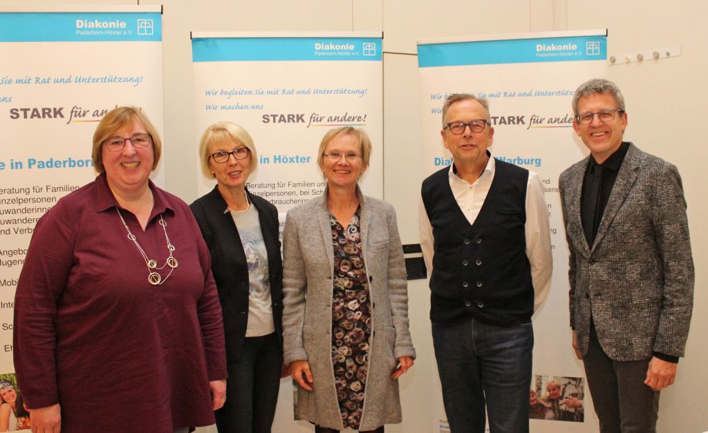 Bei der Mitgliederversammlung: (v. l.) Pfarrerin Elke Hansmann (Synodalbeauftragte für Diakonie), Gunda Köster (Mitglied des Verwaltungsrates), Vorstand und Geschäftsführerin Jutta Vormberg, Referent Reinhard Brockmann (freier Journalist) und Superintendent Volker Neuhoff (Vorsitzender des Verwaltungsrates). Foto: DPH/Oliver Claes