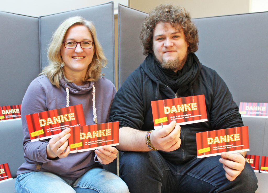 Haben für ehrenamtliche Teamerinnen und Teamer in der evangelischen Jugendarbeit ein besonderes „Dankeschön“: Jugendreferentin Sonja Hillebrand und Jugendreferent Jonas Mischendahl vom Jugendreferat des Evangelischen Kirchenkreises Paderborn. FOTO: EKP/HEIDE WELSLAU