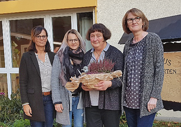 Bei der Verabschiedung: (v. l.) Ulrike Freitag-Friedrich (Geschäftsführerin Verbund der Tageseinrichtungen für Kinder), Angelika Schmidt (kommissarische Leitung Familienzentrum Emmaus), Karin Lauert und Olga Erbes. Foto: Kita-Verbund
